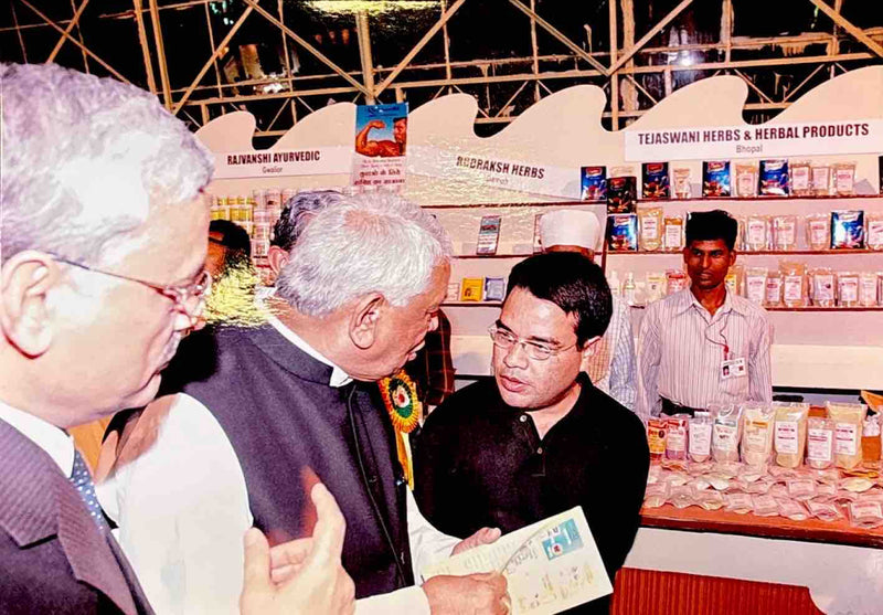 conversation-at-india-tradepromotion-organisationfair-delhi-2007-with-chiefguest-chief-minister-ofmadhya-pradesh-babulalgaur