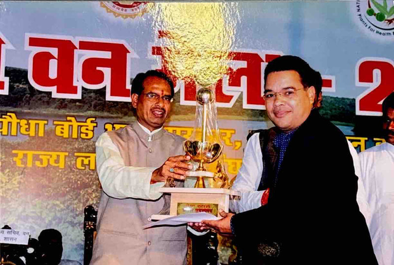 awarded-as-the-bestexporter-and-stall-at-vanmela-2009-by-chiefminister-of-madhyapradesh-shivraj-singhchouhan