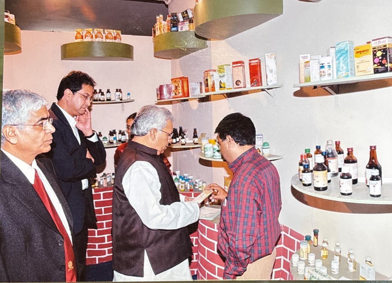 at-itpo-delhi-fair-ministerof-industries-mr-chawalaand-vishwapathi-trivedi-iasshowing-interest-andlearning-about-the-benefitsof-ayurvedic-herbs