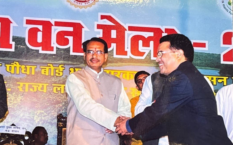 pleasant-exchange-on-stageby-chief-minister-ofmadhya-pradesh-shivrajsingh-chouhan-for-beingawarded-as-best-exporterand-stall-at-van-mela-2009